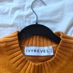 Stickad tröja från IVYREVEL, storlek S/M. Lite oversized och vida ärmar. Svårt att få rätt färg på bilden men den är ganska klar orange. 🥳🤗🌷🌺