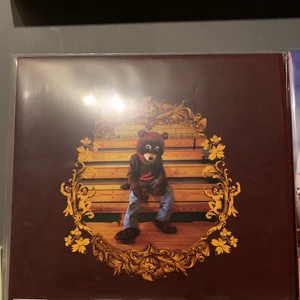 The College Dropout vinyl - Köpte den för längessen för ca 400 kr och har aldrig använt den så den är i fint skick!