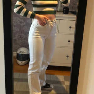 Weekday rowe beige - Jag säljer mina snygga och sköna jeans från weekday✨💕 Skicket är väldigt bra! De har tyvärr blivit för små och måste därför sälja dom. Ett par jeans som passar perfekt nu till våren och sommaren☀️🦋 Köparen står för frakten och priset kan alltid diskuteras✨🙌🏼