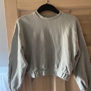 Croppad tröja  - En grå croppad sweatshirt från Zara. Går mot det pastellgröna hållet! Storlek S och säljs för att den är för kort i armarna som är 182 lång 🤌🏼🤌🏼 