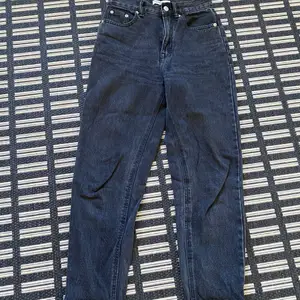 Ett par mörkgråa/svarta mom jeans från Pull&Bear. Använda några gånger men i fint skick. Frakt tillkommer, men pris kan diskuteras! 😌