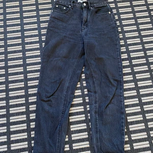 Mom jeans - Ett par mörkgråa/svarta mom jeans från Pull&Bear. Använda några gånger men i fint skick. Frakt tillkommer, men pris kan diskuteras! 😌