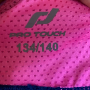  Ett par träningsbyxor  -  De hära träningsbyxorna har jag använt 1 gång 