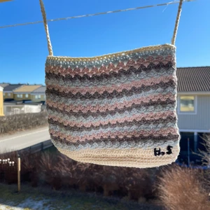 Virkad Väska - Handgjord virkad väska i somriga färger, perfekt storlek att ha alla nödvändigheter i. 💖 