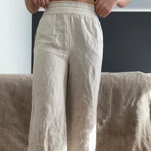 Linne byxor  - Säljer mina linnebyxor från Hm i storlek S, har klippt av dom nertill för att som var för långa för mig som är 163 (syns på bild 3). Säljer pga att jag har köpt nya, frakt tillkommer💞
