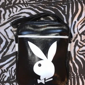 Playboy väska - En riktigt fin playboy axelväska med flera fickor.