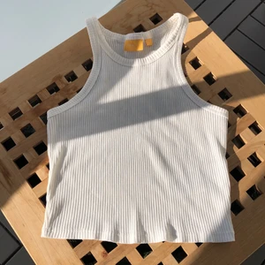 Gina tricot - Säljer mitt linne som ja använt få gånger pga att den int riktigt passa min stil! Haft i typ ett halv år och som sagt nästan aldrig använt! Väldigt bekväm och oxå gullig till sommaren🎸🤍