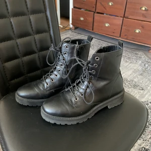Läder skor strl 38 - Jätte fina läder boots från Attitude. Jag har använt ett få antal gånger och säljer de för att de inte behövs hos mig längre. Jag köpte skorna för 450kr och nu säljer jag de för 250kr, så hela 200kr billigare!💞