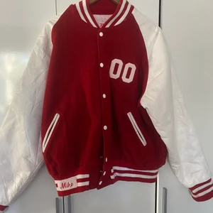 Varsity jacka - En super fin baseball jacka i storlek L (unisex). Bra kvalitet och ärmarna är i läder. Jag bär vanligtvis storlek S och denna sitter oversized på mig, säljer pga inte min stil längre. I bra skick för att vara secondhand. Lite åt de mer varmare hållet så passar bra nu under våren. Kontakta mig för mer info