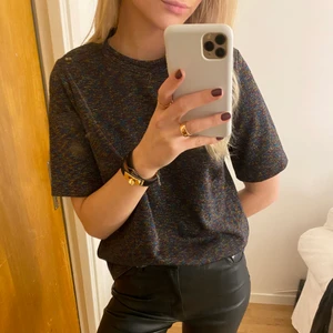 Glittrig T-shirt - Säljer nu denna supercoola glittriga t-shirten som är helt oanvänd med lappen kvar! Originalpriset är 249kr men säljs för 75kr! Perfekt både till vardag och fest💘