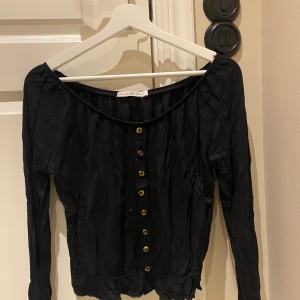 Svart långärmad  - Svart långärmad med knappar