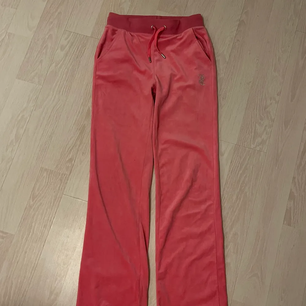 Neon rosa juicy byxor i storlek xs. Säljs pga att de inte kommer till användning. Pris kan diskuteras.. Jeans & Byxor.