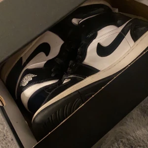 Jordan  - Säljer mina jordans eftersom det ej kommer till andvändning 💕pris: 999 köpte dom för 2000 storleken är 40.5.. skriv vid intresse 