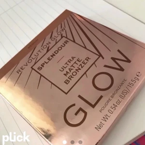 Smink - En super fin bronzer från revolution i färgen medium❤️Köpte den för 140kr men kan sälja den lägst för 100kr ( då den inte är använd) Passar lite djupare skin tone🌸🌸