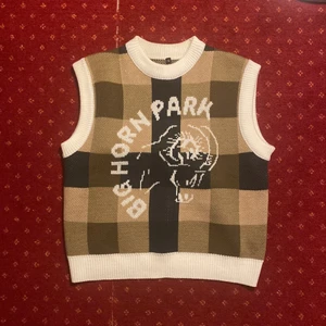 Cropped Badson väst - stickad väst från badson. aldrig använd och väldigt bra kvalite. storlek S men passar xs. pris kan diskuteras