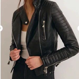 Moto jacket - Fin skinnjacka från chiquelle!✨ Riktigt fin som lyfter upp och spexar till en vanlig outfit🔥 nypris: 799kr mitt pris 275kr🥰 tveka inte på att höra av dig vid frågor & intresse❤️