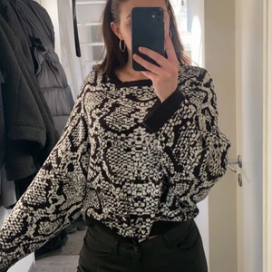 Sweatshirt med mönster - Säljer denna fina sweatshirt från Ginatricot! Använd fåtal gånger. Svartvitt ormliknande mönster och vida i armarna. Jätte skönt material! Storlek M💞