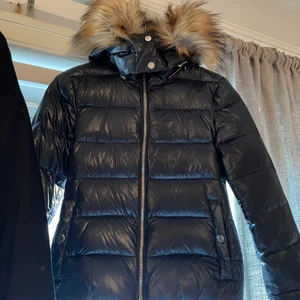 Jacka - Säljer denna fantastiska marinblåa dunjacka pga flytt. Det är fakepäls på den! 