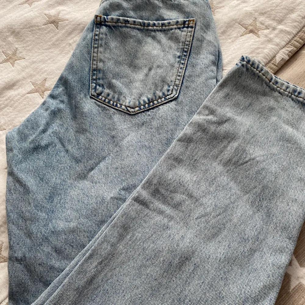 NU SÄNKER JAG PRISET! ➡️  Helt omåttligt populära Gina Tricot jeans! Ljusa och perfekta nu till sommaren! Dessa är använda men sparsamt, 4-5 gånger så är tvättade.  Inga fläckar och som helt nya helt enkelt. Storlek 34! . Jeans & Byxor.