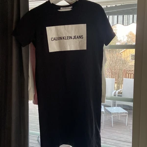 Svart tshirt klänning från calvin klein - En jättefin svart calvin klein t-shirt klänning i fint skick! Ord pris ca 1000kr