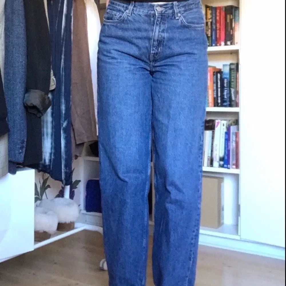 Assnygga jeans från weekday som tyvärr inte kommer till användning längre. De är i W27 och L32 och passar bra på mig som är 177 och brukar ha M i byxor. Skulle även passa S/XS om man vill ha dem lite baggy😍😍 de är i bra skick och frakt ingår inte i priset :). Jeans & Byxor.