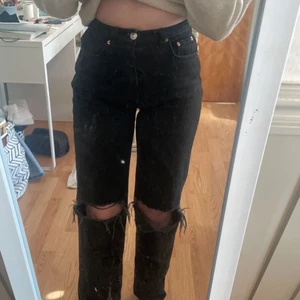 Mom jeans  - Super super fina byxor i 36. Splitter nya då jag inte känner att jag passar i större jeans. Ny pris 599😍