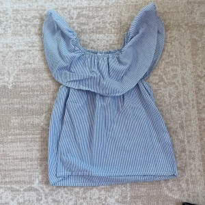 Blå Volangblus - Blå volangblus i storlek Xs! Väldigt fin och stilren, oxh endast använd fåtal gånger. ❤️