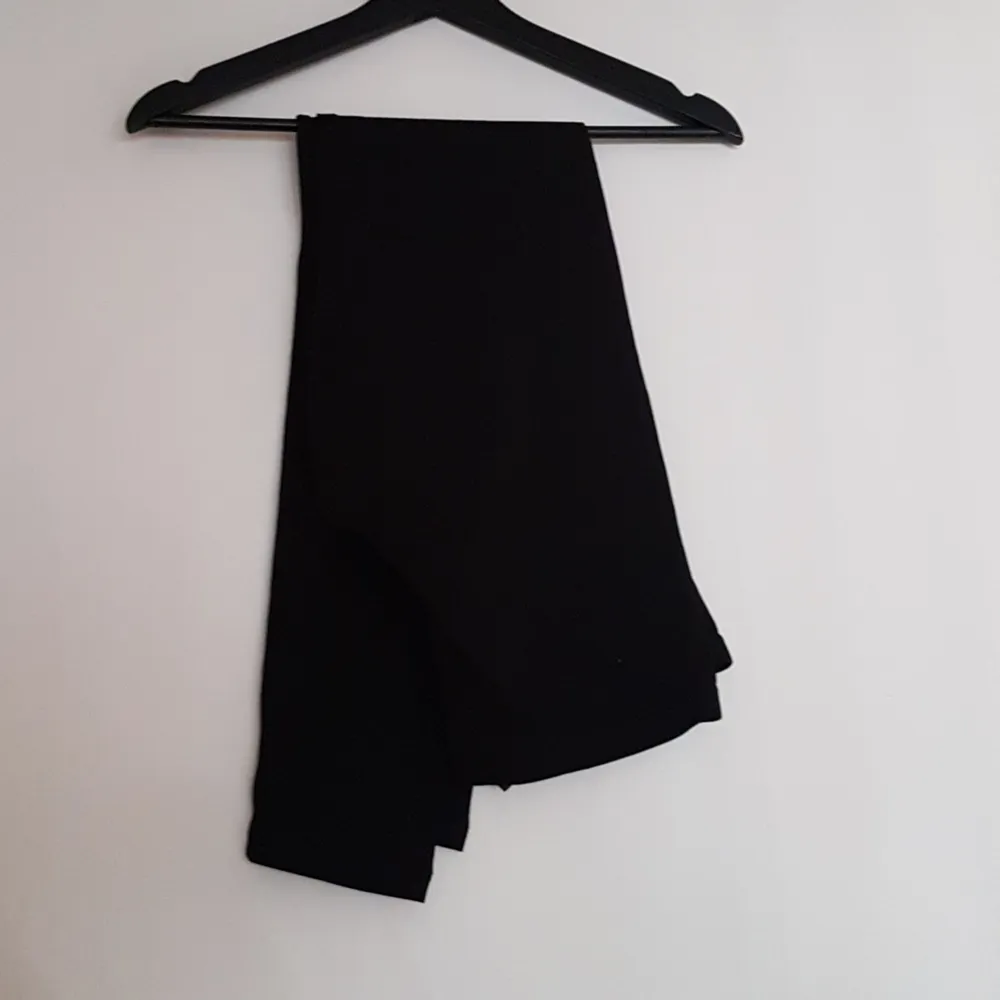 Cubus linne, grå, storlek M och H&M leggings, svarta, storlek M. Oanvända. Linne + leggings för 40 kr.. Toppar.