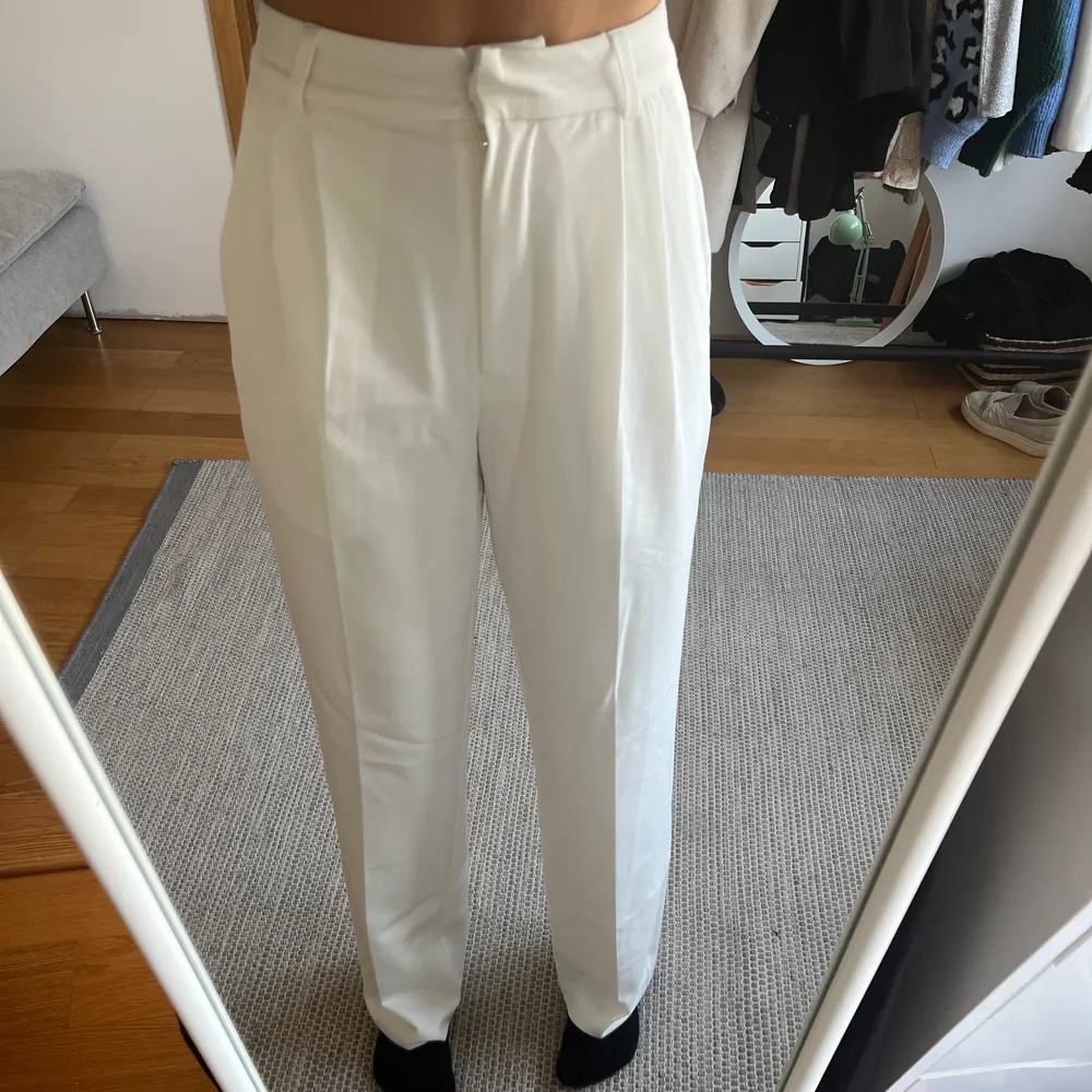 Jättefina vita kostymbyxor från nakd från Angelika blicks kollektion. Använda en gång och i jättebra skick. Passar mig jättebra i längden som är 173. 200kr utan frakt . Jeans & Byxor.