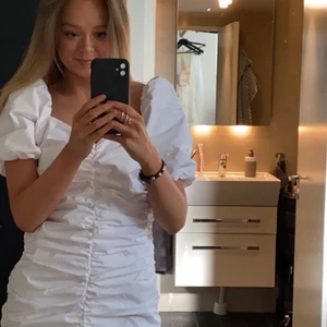 Nakd klänning - Vit klänning från Nakd, perfekt till studenten🌸storlek 34! Fortfarande i nyskick, inga fläckar etc