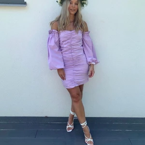 Klänning från Gina Tricot - Lånade bilder!! Säljer denna jättefina sommarklänning från Gina Tricot då jag inte får användning av den. Storlek M, helt slutsålt på hemsidan! Endast använd 1 gång💕