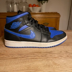 Air Jordan 1 mid royal - Jag säljer mitt par jordan 1s som ej används längre. Storleken är 42,5, tts. Vid köp med följer box, ej kvitto.  Riktigt snygga och bekväma skor som säljs för 950 på grund av små crease och flaws. Fler bilder finns i dm. Köparen står för frakten