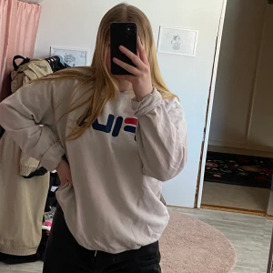 Fila sweetshirt - Storlek M. Köparen står för frakten 