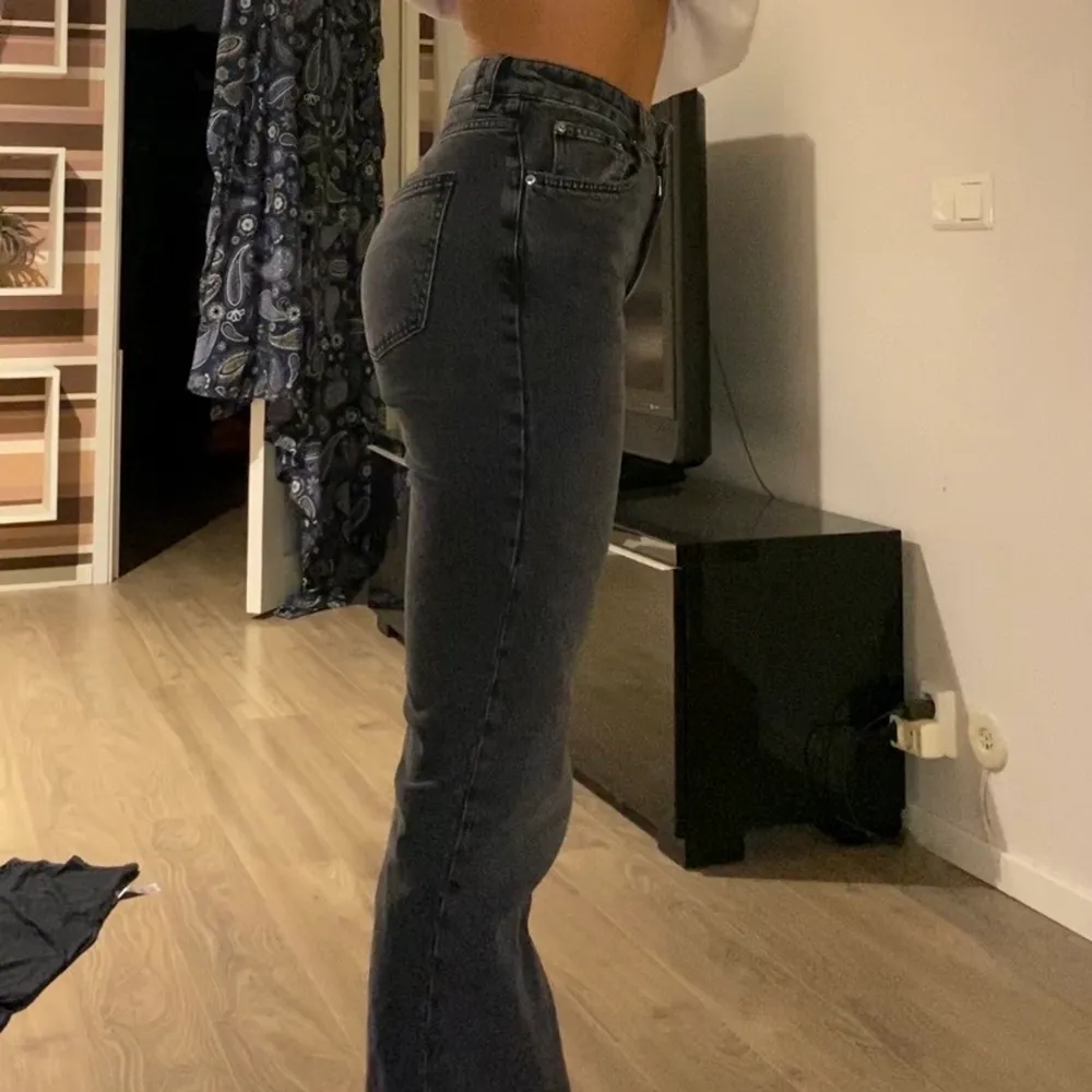 Grå snygga utsvängda jeans i strl 38, har sytt in dom i midjan så skulle säga att dom passar storlek 36, använda Max 2 gånger.. Jeans & Byxor.