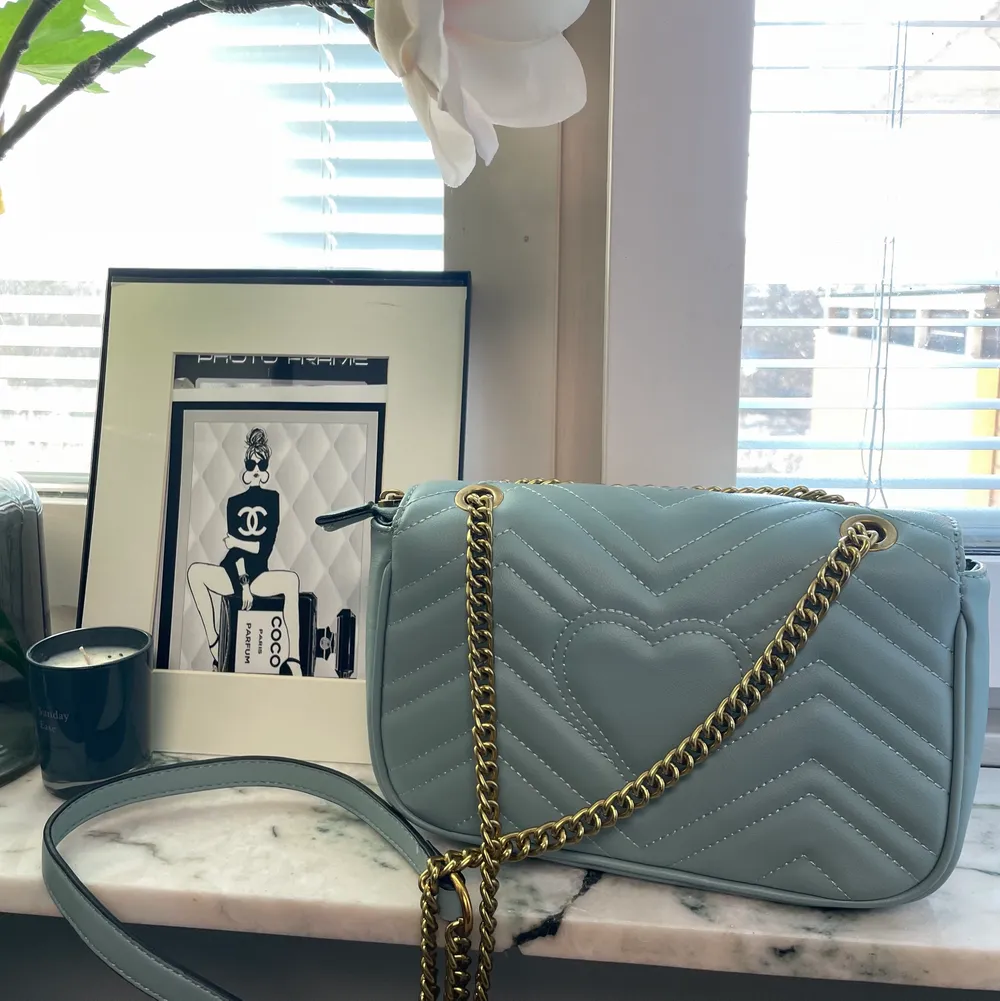 En väldigt söt handväska i turkosblå perfekt till vår/sommar outfiten. Skicket är så gott som ny, inga defekter. OBS: FAKE GUCCI VÄSKA Priset är diskutertbart vid snabb affär. Väskor.