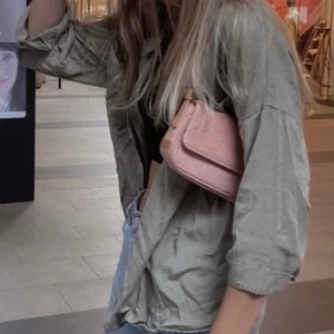 Grön kofta/skjorta  - Säljer denna fina koftan från zara då jag har en liknande. Den är lite kortare i armarna och superfin att ha till en sommar dag. (nypris 349:-) Skriv privat för mer bilder. FRAKTKOSTNADEN ÄR INKLUDERAD 