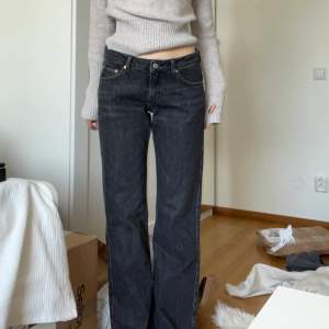 Svart/gråa jeans från Weekday i modellen Arrow low straight jeans, strl 27/32. Aldrig använda, endast testade! 