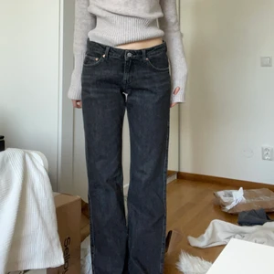 Arrow jeans från Weekday  - Svart/gråa jeans från Weekday i modellen Arrow low straight jeans, strl 27/32. Aldrig använda, endast testade! 