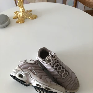 Nike Air Max Plus - Fina Nike Air Max plus i beige färg ✨ Använda men fortfarande i bra skick ⚡️ Priset kan diskuteras vid snabb och smidig affär 💕 Nypris 1900kr