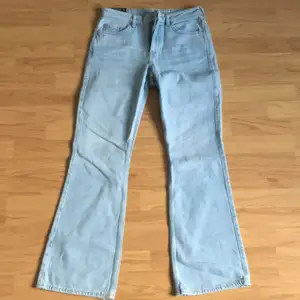 Helt nya weekday jeans i modellen sway, dem sitter lågmidjat. i storleken w27 l32. köparen står för frakt 💚