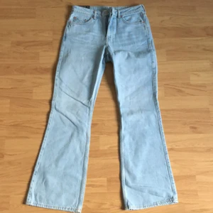 Weekday jeans - Helt nya weekday jeans i modellen sway, dem sitter lågmidjat. i storleken w27 l32. köparen står för frakt 💚