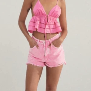 Fin trendig sommartopp från Zara - Det är en storlek M men den är liten i storleken, därav säljer jag den. 💓💓 Aldrig använd och prislapp kvar