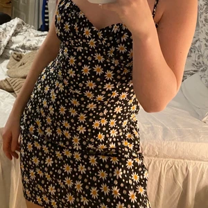 Blommig klänning - En skitsnygg midsommar/ sommar klänning som sitter fint på kroppen och har reglerande band! Fråga efter fler bilder om ni vill ha de!💕💕 helt slutsåld