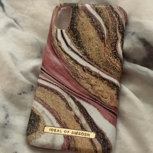 Fint Ideal of Sweden skal! 🤍 - Säljer mitt superfina ideal of Sweden skal då jag bytt mobil! 🤍  Kostar 399kr som nytt, säljer för 50kr.   Passar IPhone XR.   Inga skador, knappt använt. Dock så är det lite repigt på loggan samt lite missfärgning på insidan. Inget man tänker på när det sitter på.  Fler bilder kan självklart fås!
