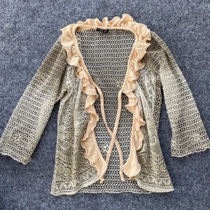 Kofta - Säljer en liten tunn kofta med halvlånga ärmar. Superfin!! Men tyvärr för liten för mig, passar nog bäst på xs eller en mindre s. Köpare står för frakt🧡