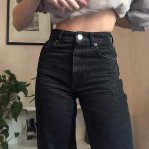 Svarta jeans från Zara i stl 34. De är helt oanvända pga lite för små, annars älskar jag dem 🥲 Benen är långa! Går inte längre att köpa vad jag kan se. Möts upp i sthlm! ❤️ Pris kan diskuteras.