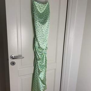Så fin grön silkesklänning med mönster, perfekt till sommaren! 🥰 från förra sommaren så finns inte kvar i butik. 