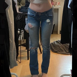 Lågmidjade jeans - Säljer dessa lågmidjade jeans från hollister!! Jag är 169 och de är perfekta i längden. Det är storlek 26/31 så skulle säga att de passar storlek XS. De är i bra skick!