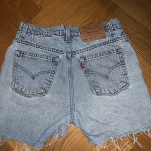Levi strauss & co  - Jättefina Levi shorts med slitningar i perfekt längd. Medium high/precis under navel höjd i storlek m, säljer de tyvärr då de är försmå och är snarare en strl S. De är i väldigt bra skick och är superduper snygga på! Kan mötas upp i Malmö eller skickas men då tillkommer en frakt på 79kr<3 (Pris kan diskuteras)