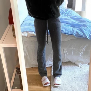 Soft goat mjukisbyxor - Mörkgrå mjukisbyxor från softgoat, säljer dö de är för små! Lappen har ramlat av men har den vid sidan